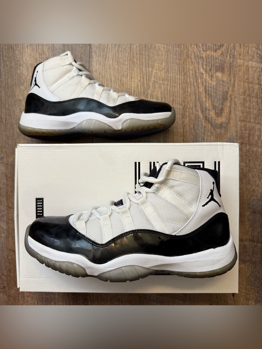Nike Air Jordan 11 Retro Concord 2011 White Black Size 8 Sneakers 378037-107